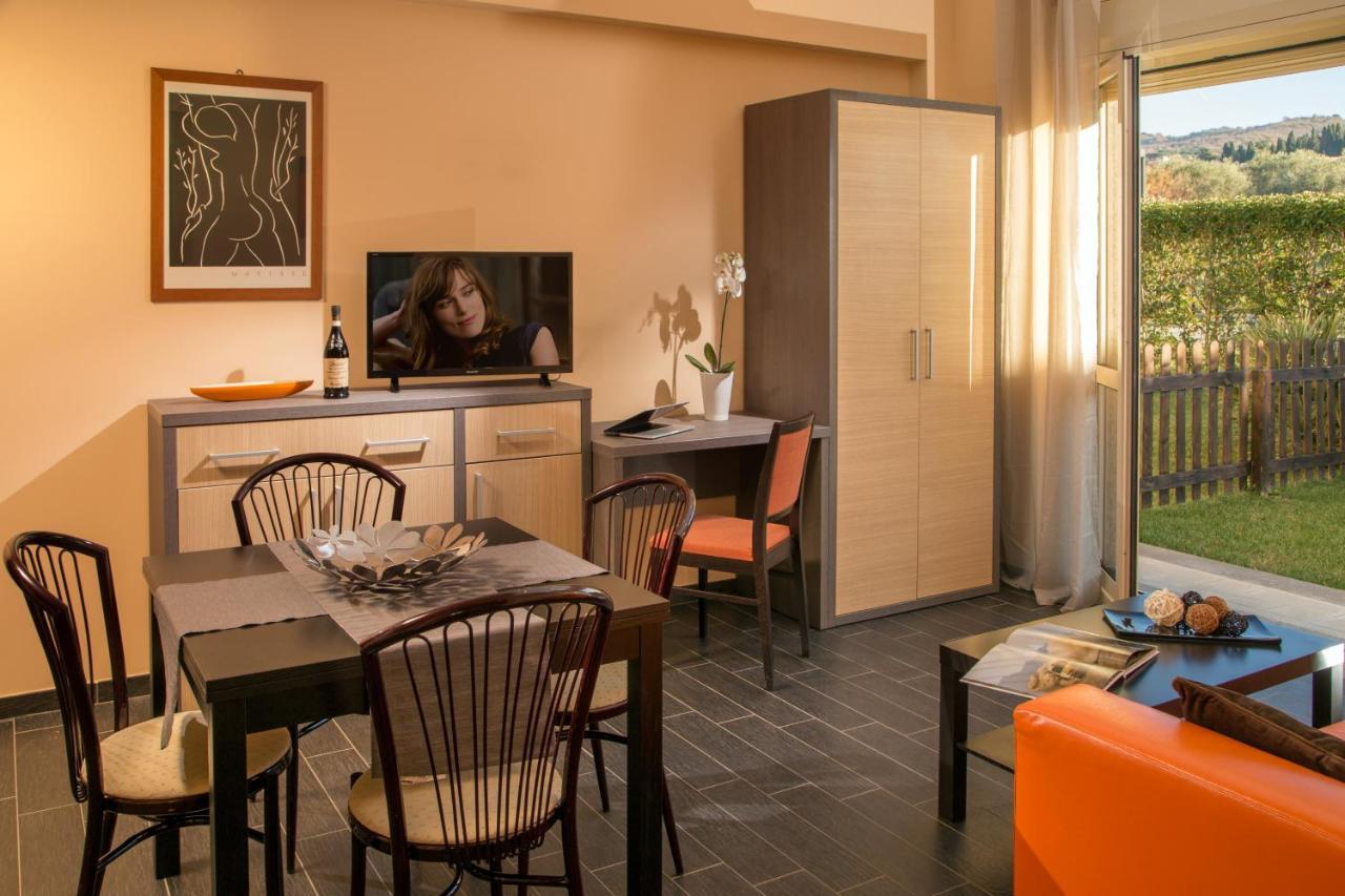 Residence Poggio Degli Uliviフラスカティ エクステリア 写真